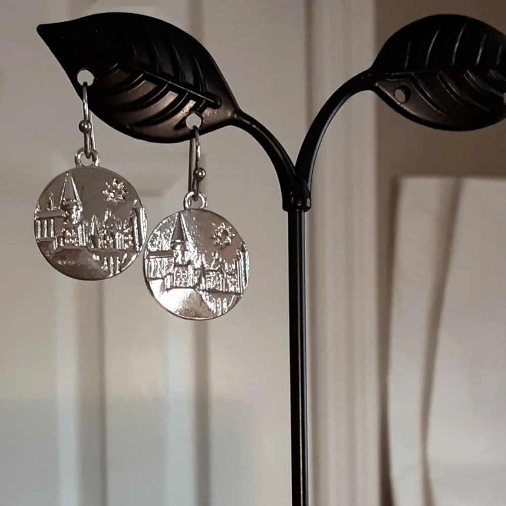 Hand Crafted Harry Potter Pierced Earrings Silvertone - Picture 1 of 3